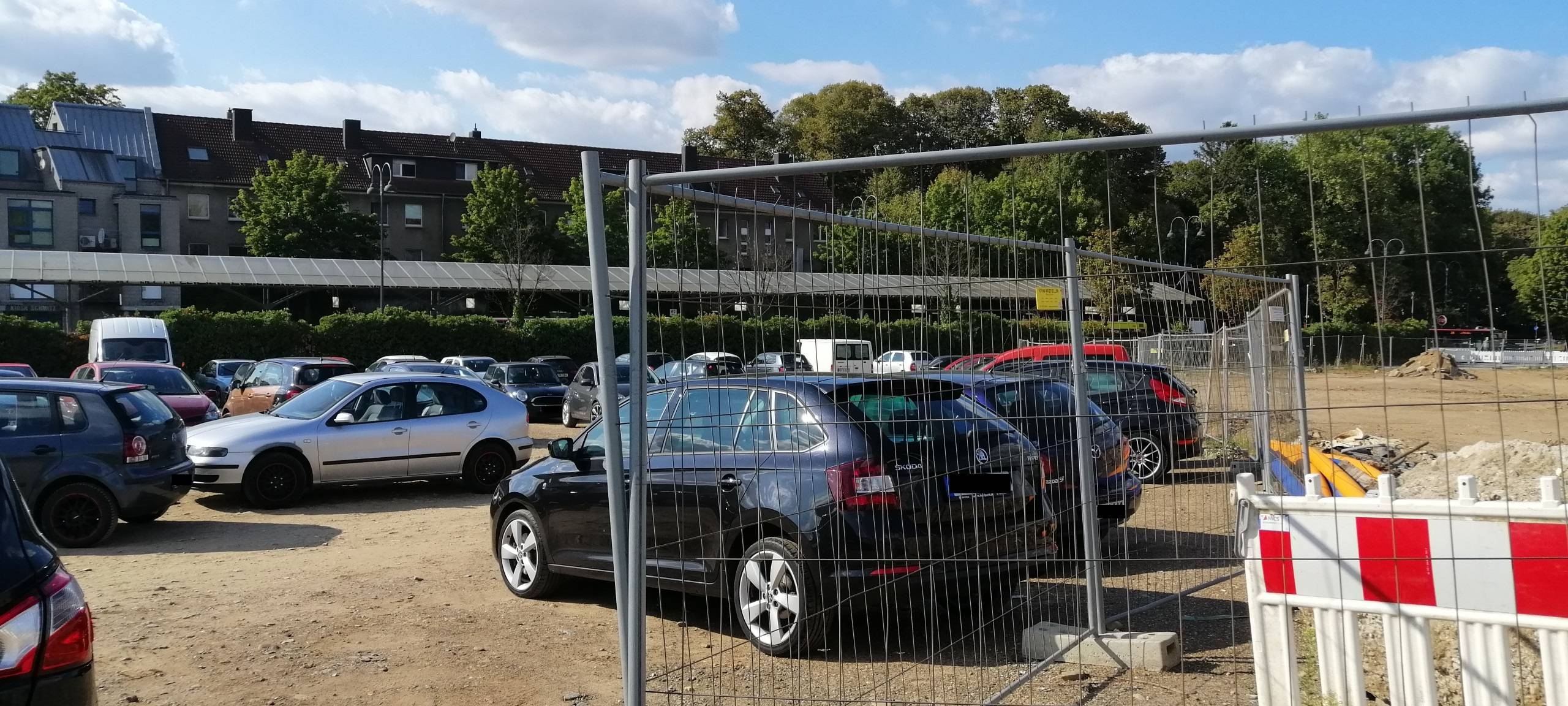 Leverkusen: Wilder Parkplatz am Bahnhof Opladen gesperrt