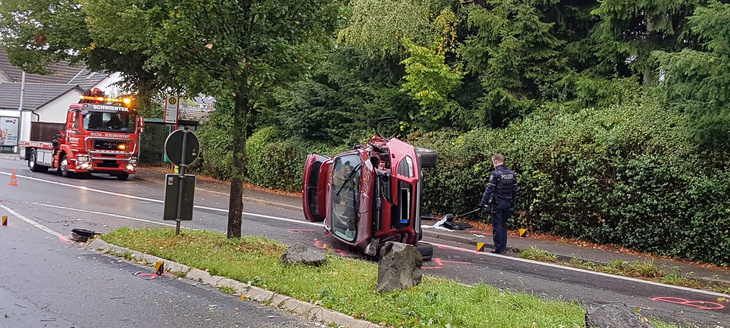 Pattscheid: Auto überschlägt sich
