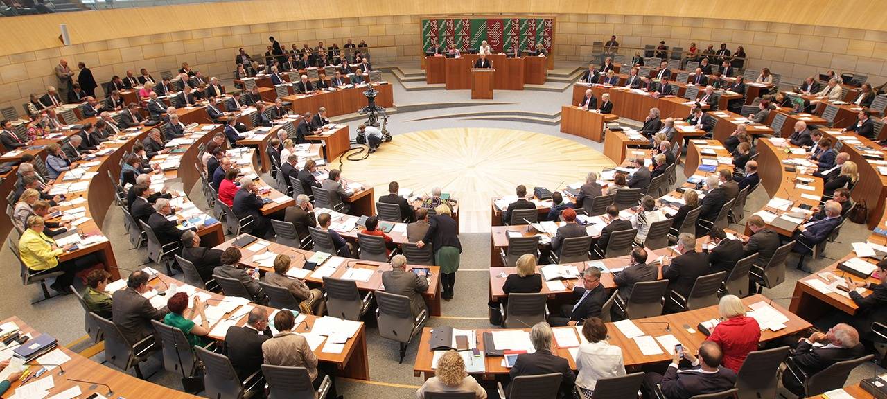 Landtag beschäftigt sich mit Rheinbrücke und Betonwände auf A3