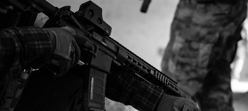 Festgenommen: Männer mit Waffen-Attrappen
