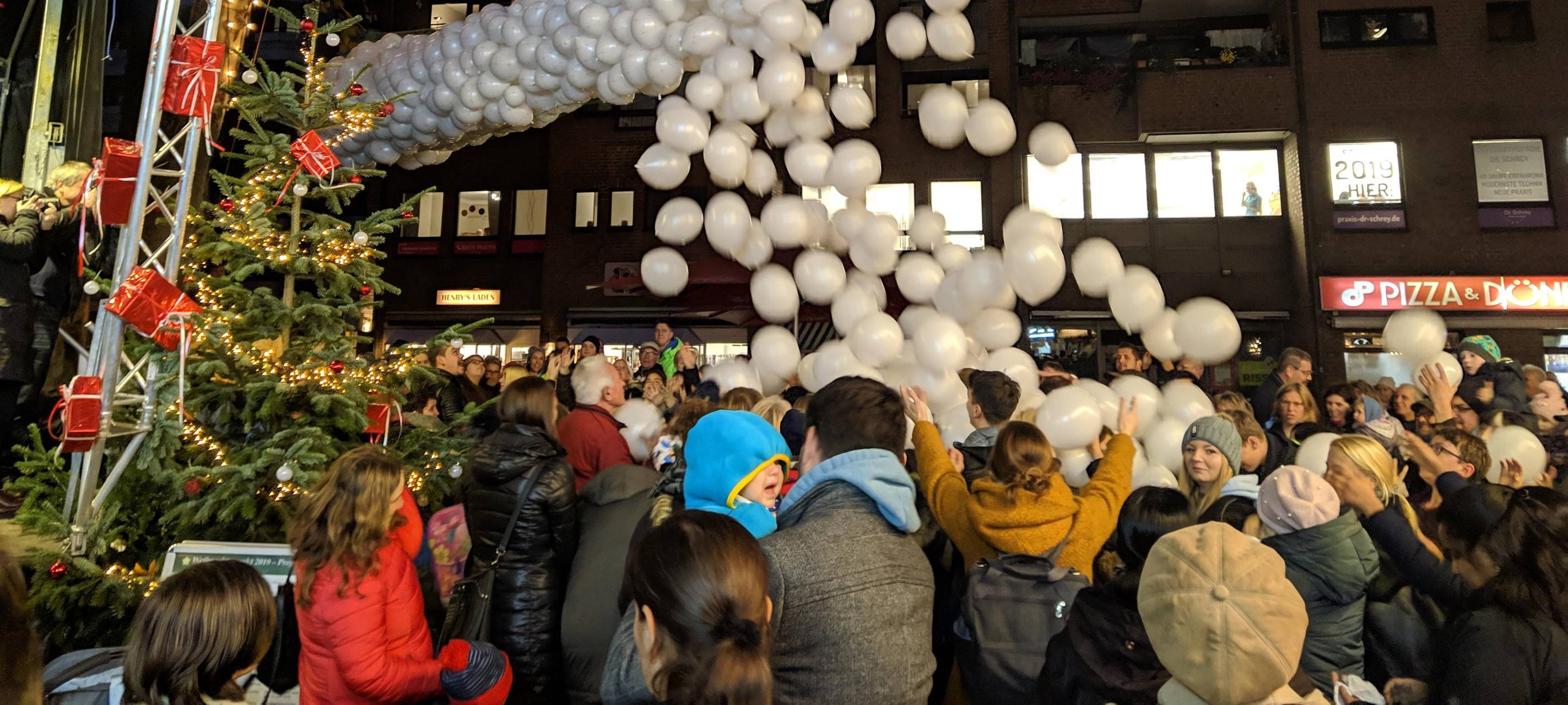 Leverkusener Weihnachtsmarkt öffnet mit 1000 Luftballons