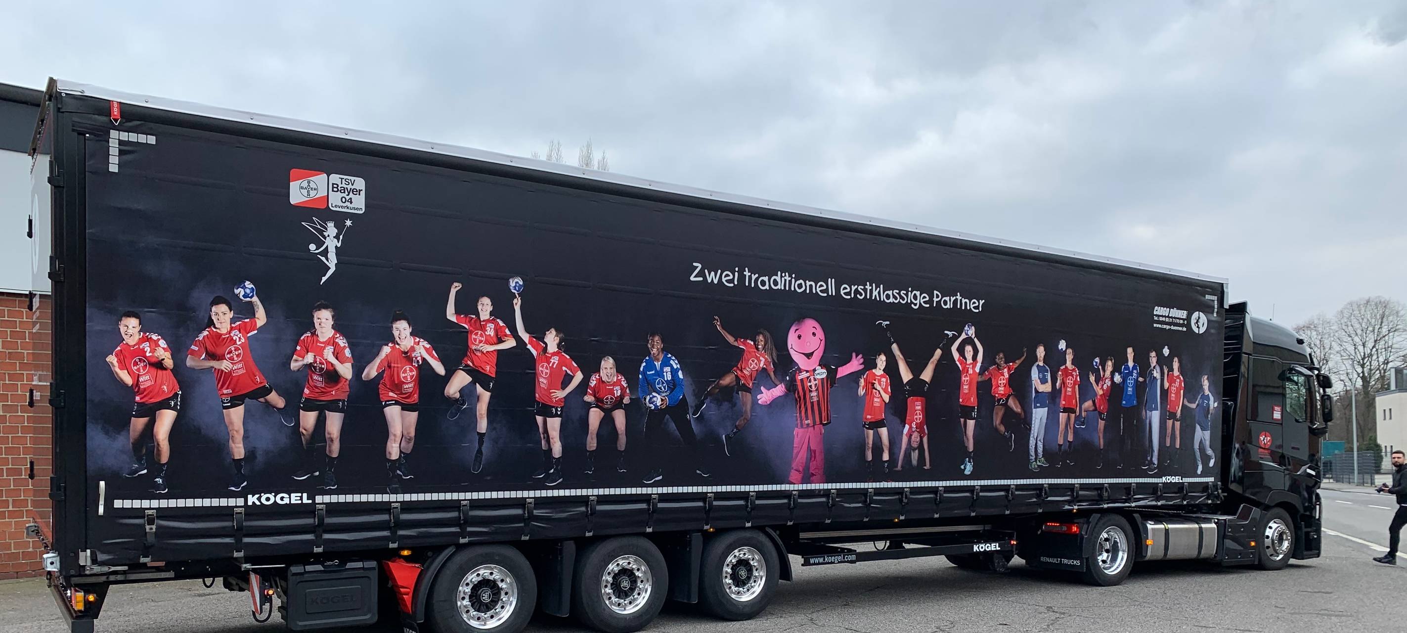 Handballerinnen auf LKW