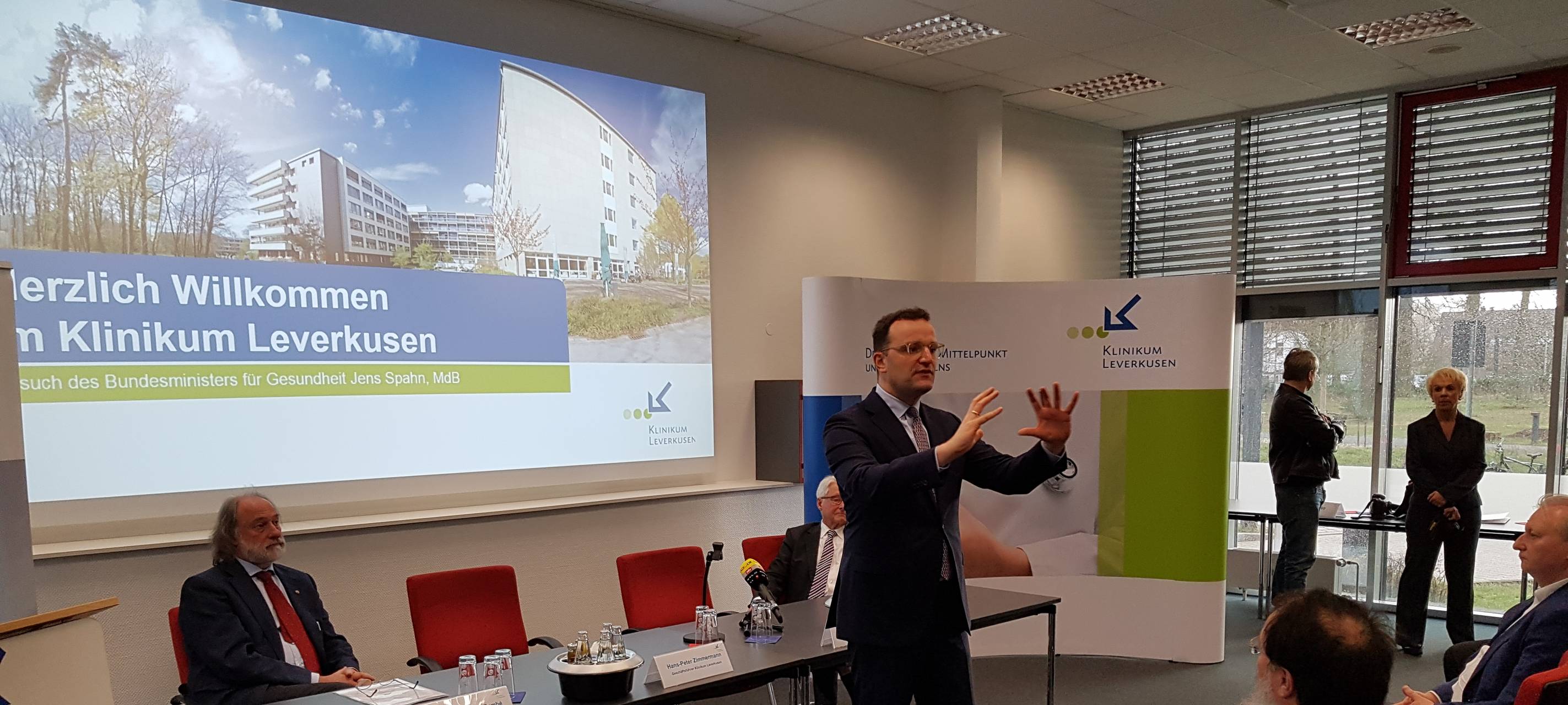 Klinikmitarbeiter mit Sorgen und Forderungen