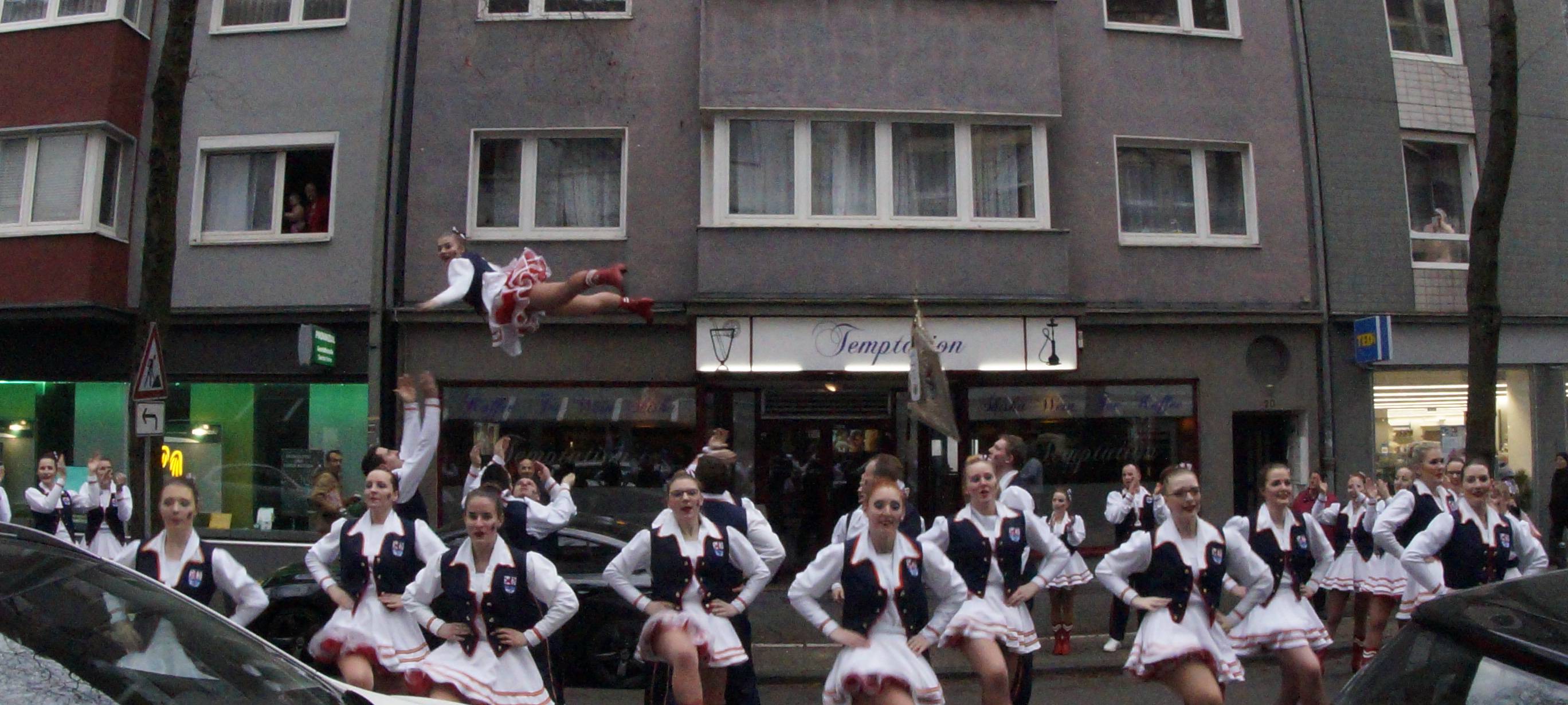 Jecken sind in den Straßenkarneval gestartet