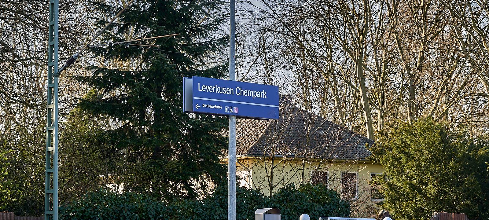 Bahnhof, Chempark, Symbolbild, Schild, Bahnhof Chempark