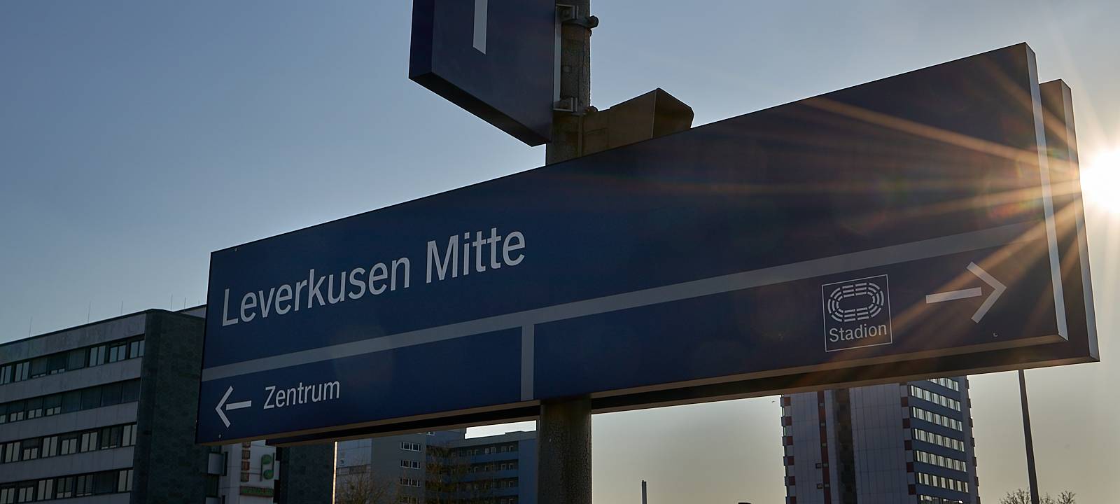 Bahnhof Leverkusen Mitte, Bahnhof Wiesdorf, Bahnhof, Schild, Bahnhof Mitte, Wiesdorf, Symbolbild