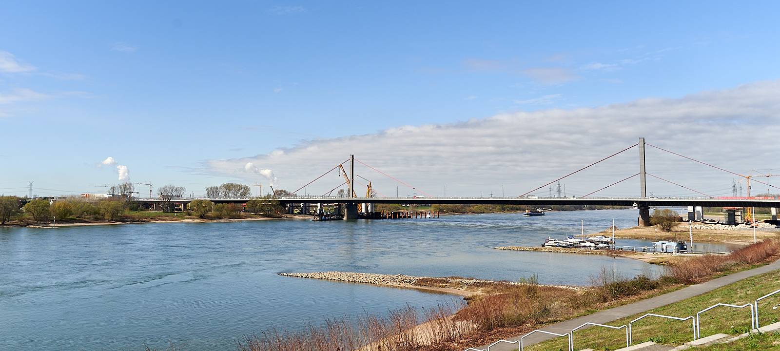Rheinufer, Rhein, Leverkusen ,Rheinbrücke, Symbolbild