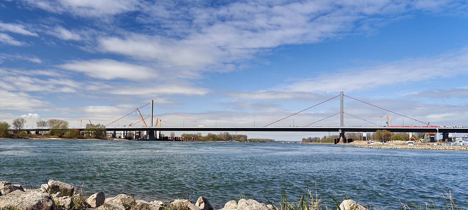 Rheinufer, Rhein, Leverkusen ,Rheinbrücke, Symbolbild