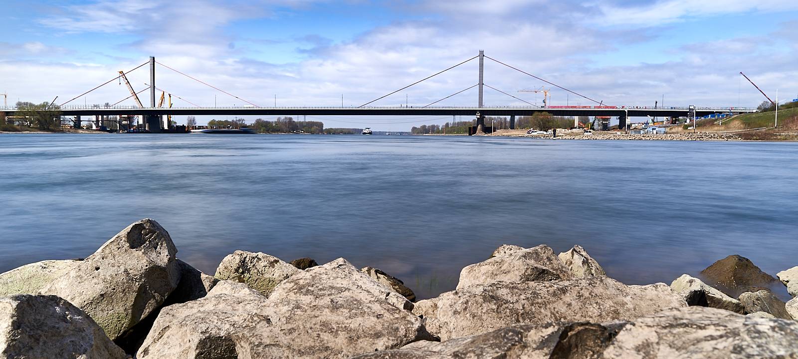 Rheinufer, Rhein, Leverkusen ,Rheinbrücke, Symbolbild