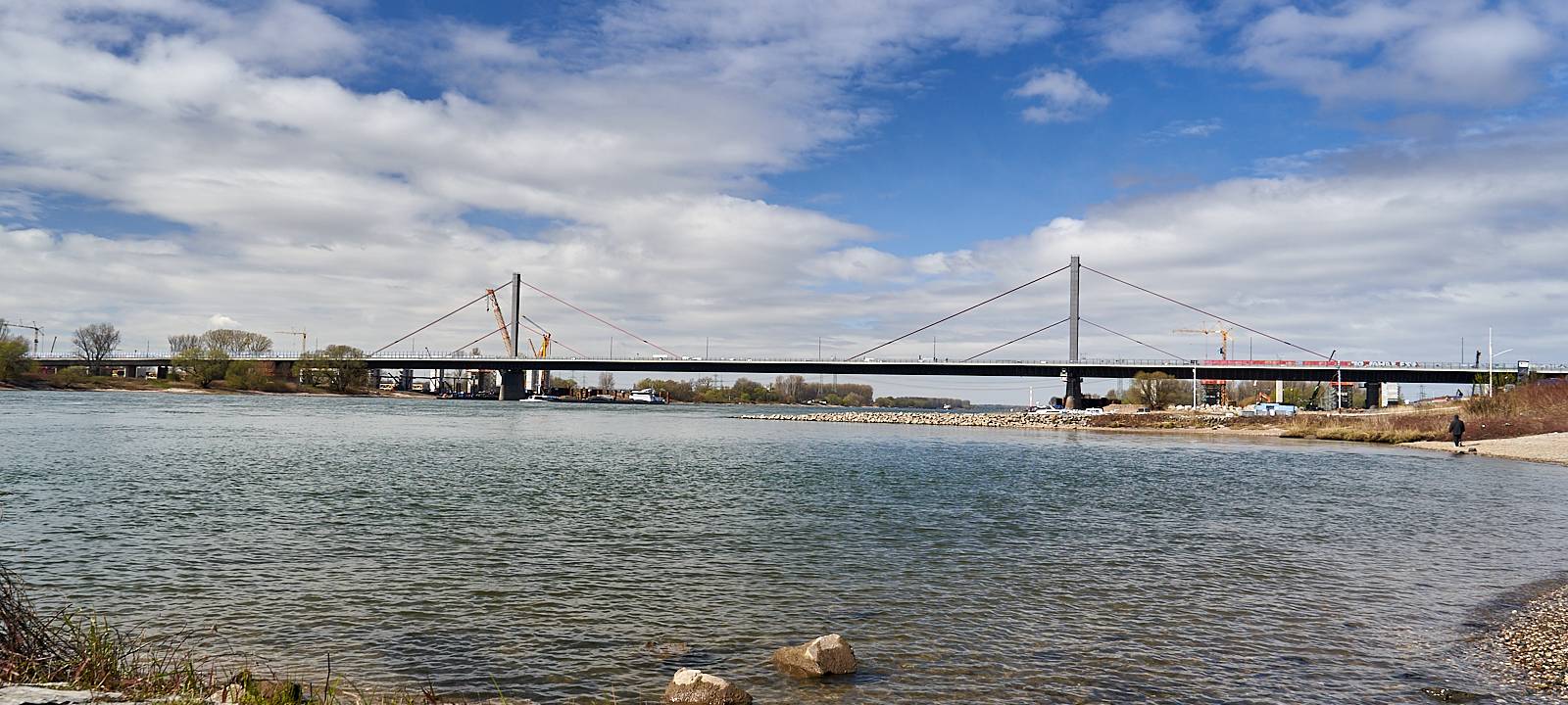 Rheinufer, Rhein, Leverkusen ,Rheinbrücke, Symbolbild
