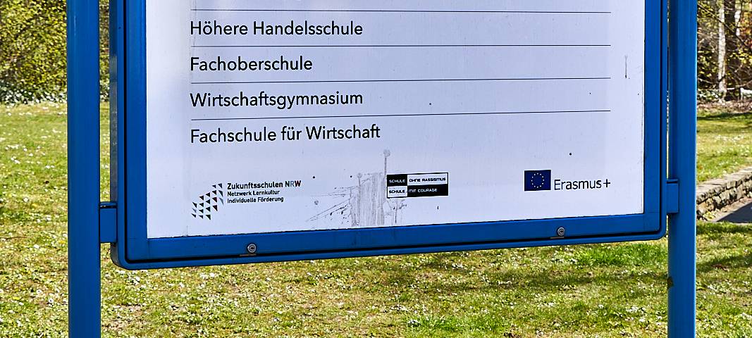 Städtisches Berufskolleg für Wirtschaft und Verwaltung, Berufskolleg, Kinder, Symoblbild, Schule, Schild