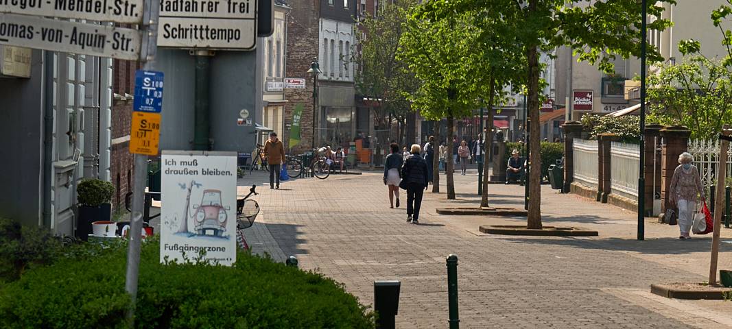 Fußgängerzone, Schlebusch, Menschen, Läden, Einkaufen, Symbolbild, Schild, Schilder
