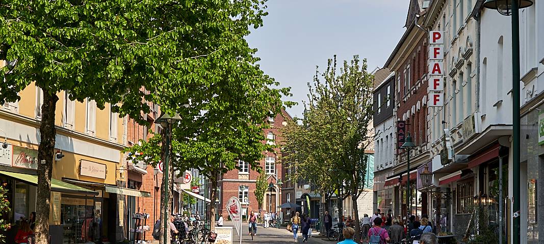 Fußgängerzone, Schlebusch, Menschen, Läden, Einkaufen, Symbolbild
