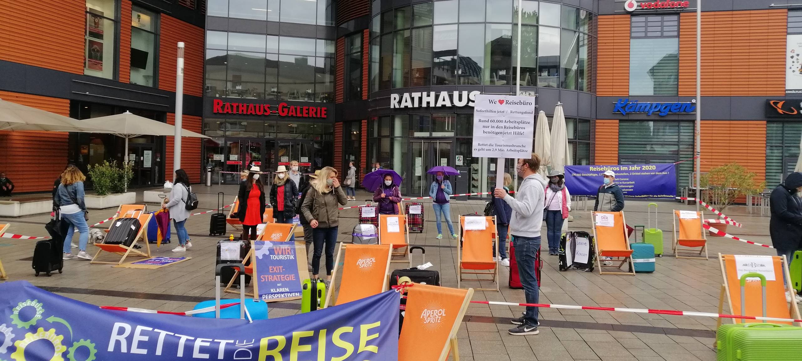 Demonstration vor dem Rathaus mit Liegestühlen