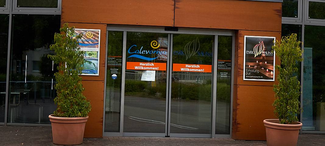 CaLevornia, Hallenbad, Schwimmbad, Sommer, Schwimmen, Sauna, Symbolbild, Eingang