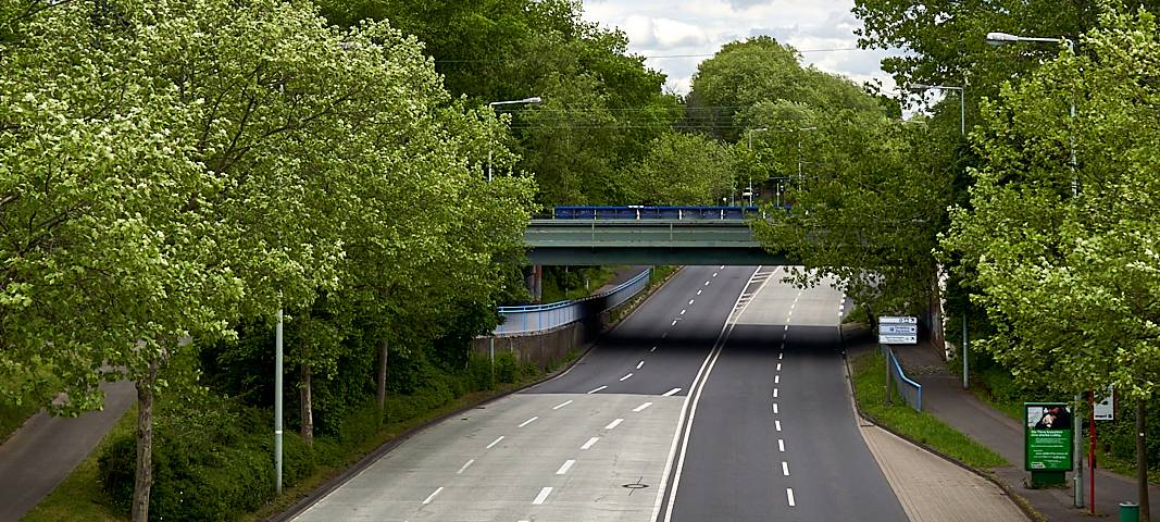 Willy-Brandt-Ring, Autos, Straße, Symbolbild