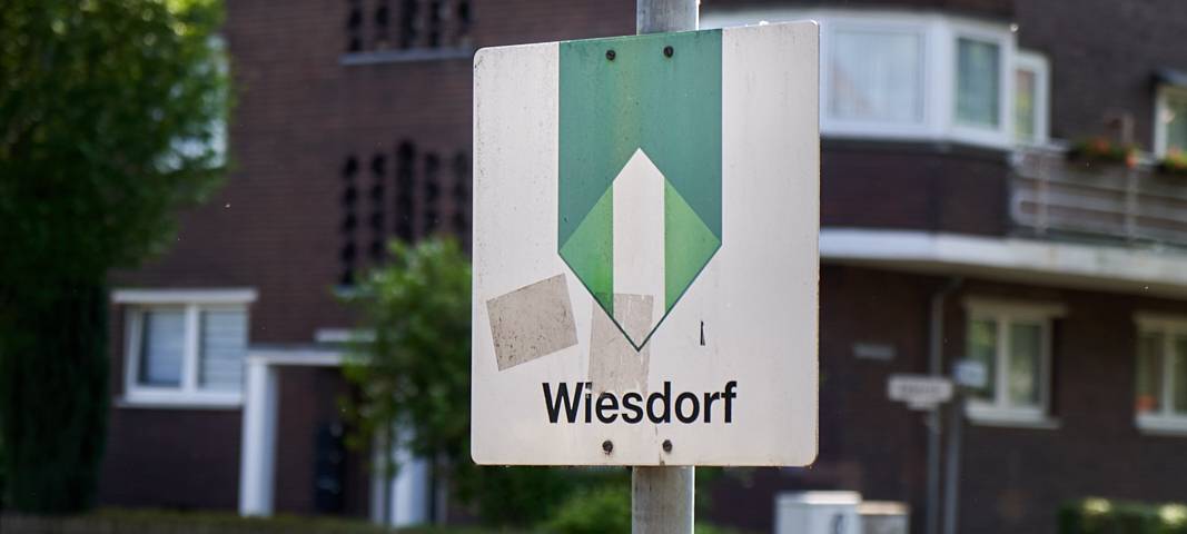 Stadtteilschild Leverkusen-Wiesdorf, Schild, Leverkusen, Wiesdorf, Symbolbild
