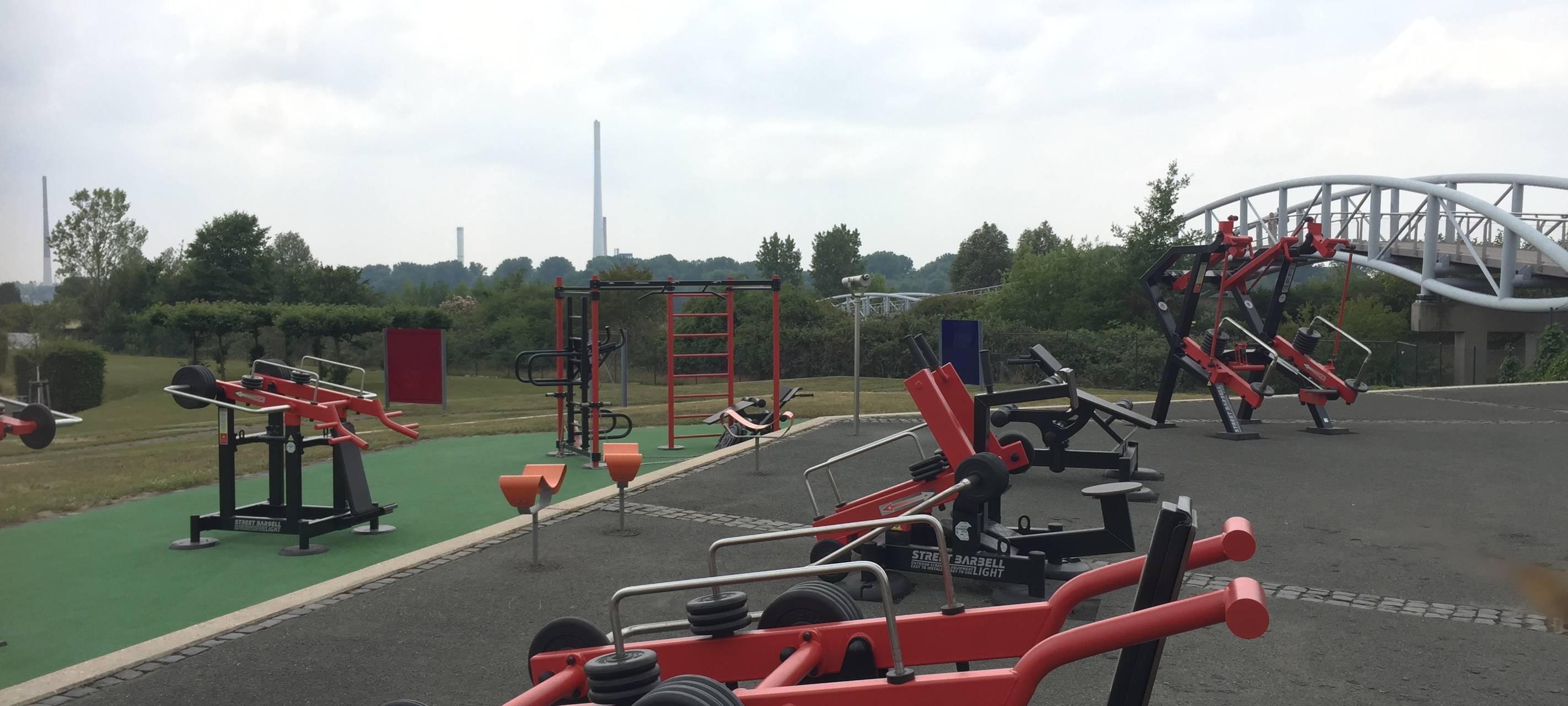 Neue Picknick-Tische, Palmen und ein Outdoor-Gym