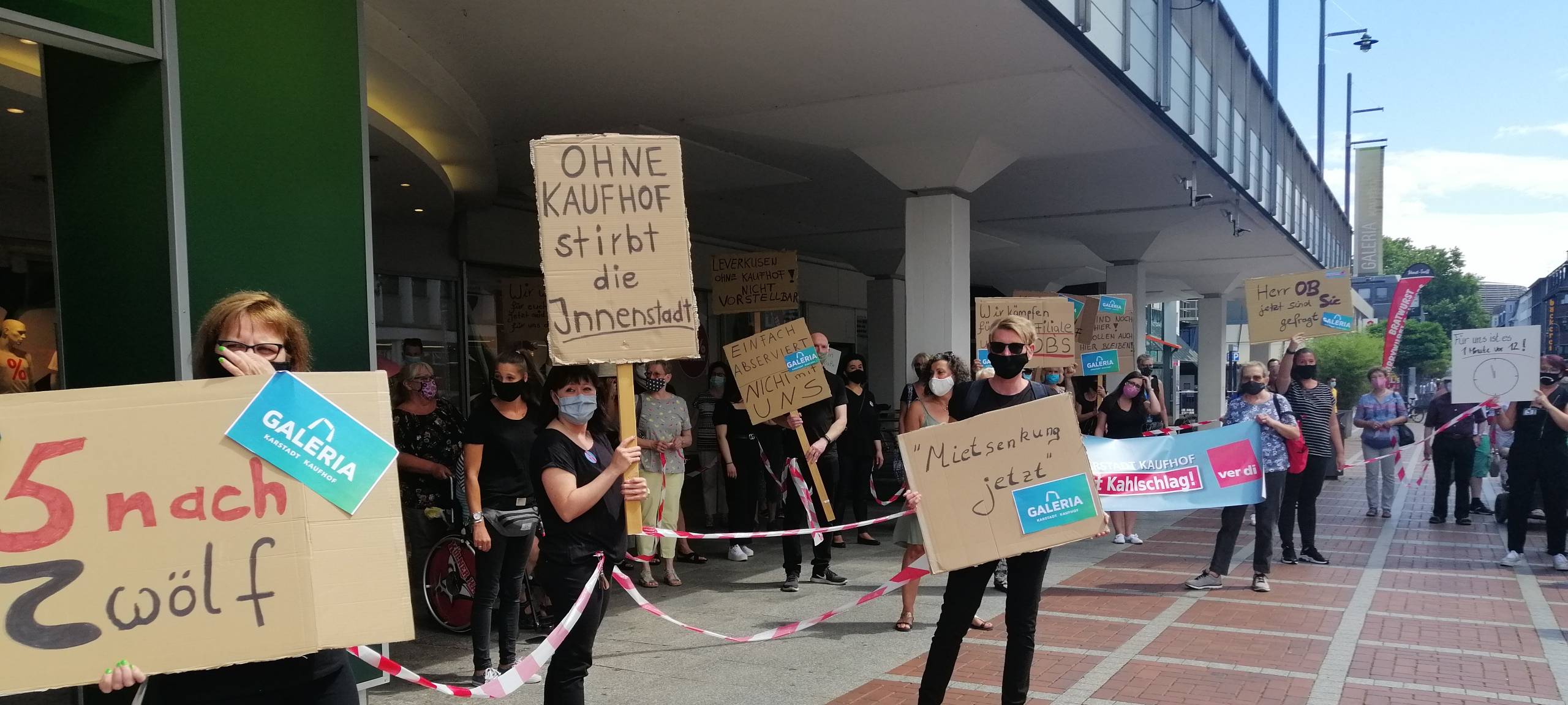 Mit Plakaten gegen die Kaufhof-Schließung