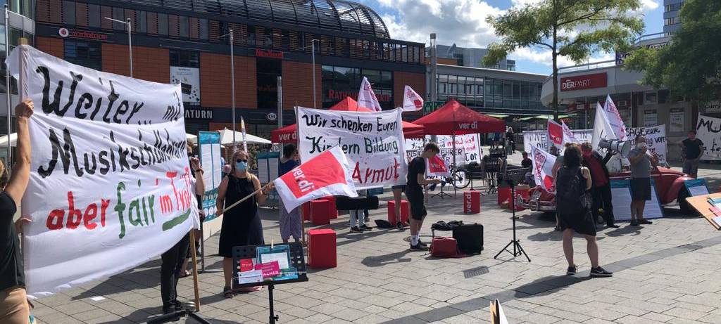 Demo von Musikpädagogen vor Rathaus