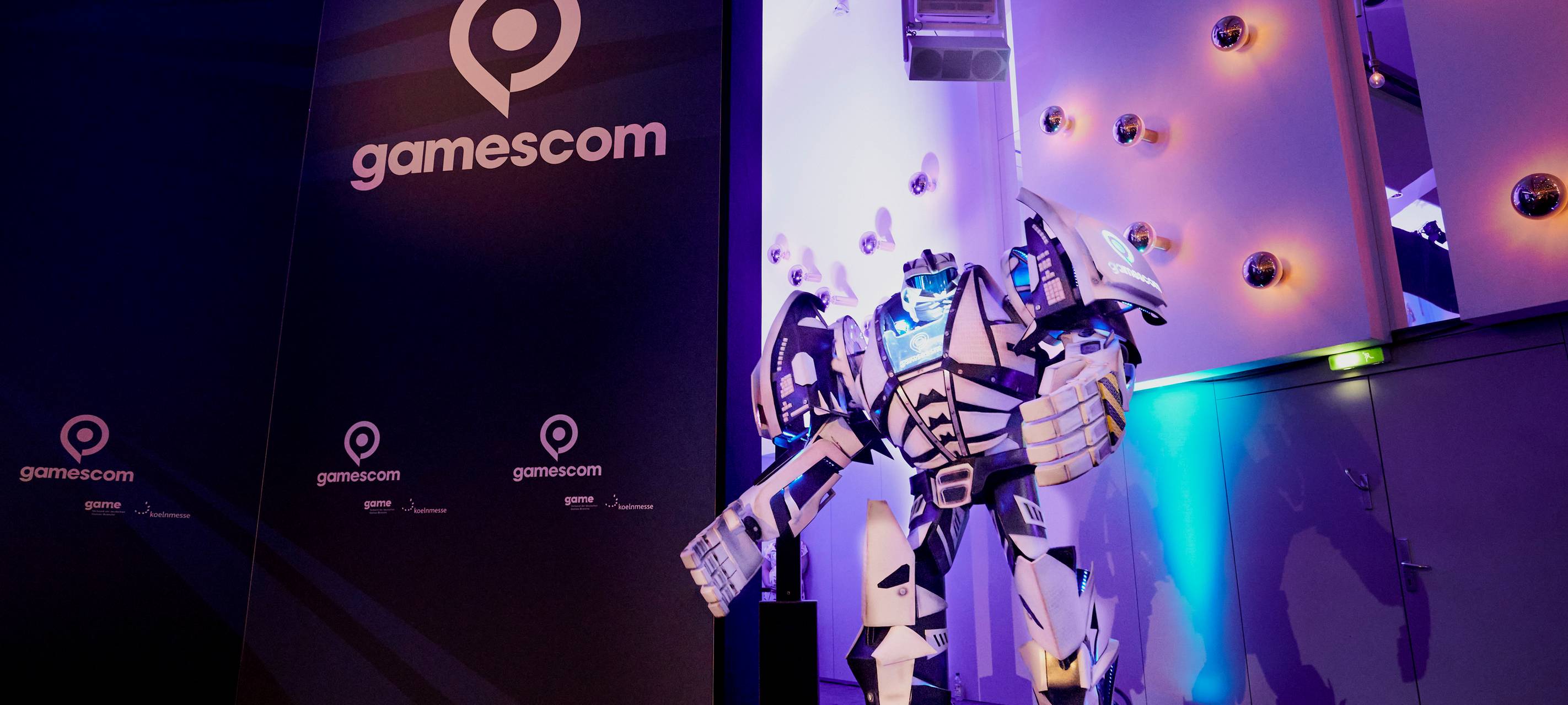Gamescom-Start: Volle Busse und Bahnen in Leverkusen