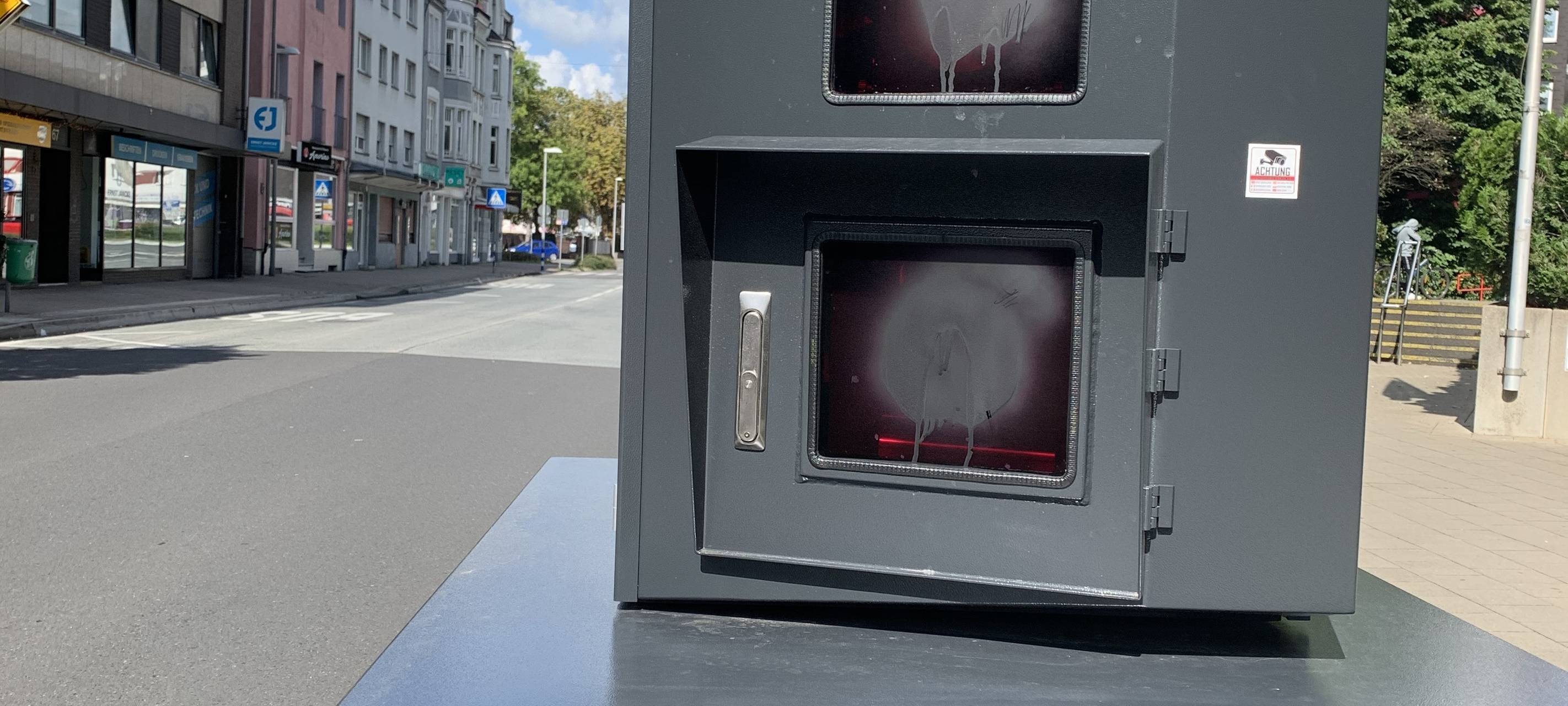 Farb-Attacken auf mobile Blitzer-Anhänger