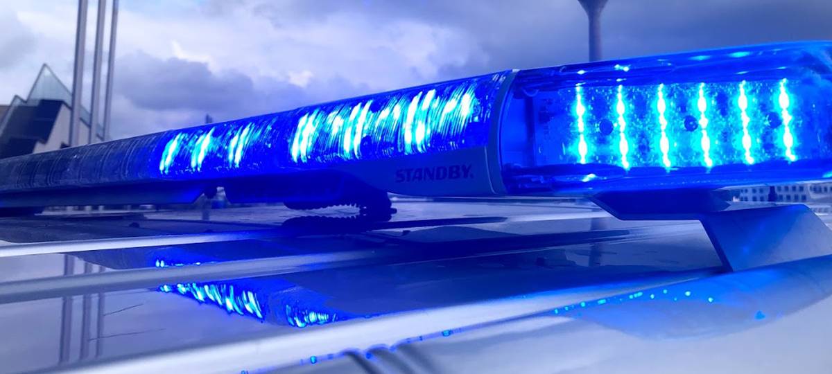 Betrunken gegen parkende Autos