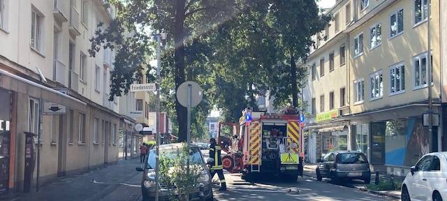Feuerwehr löscht brennende Erde