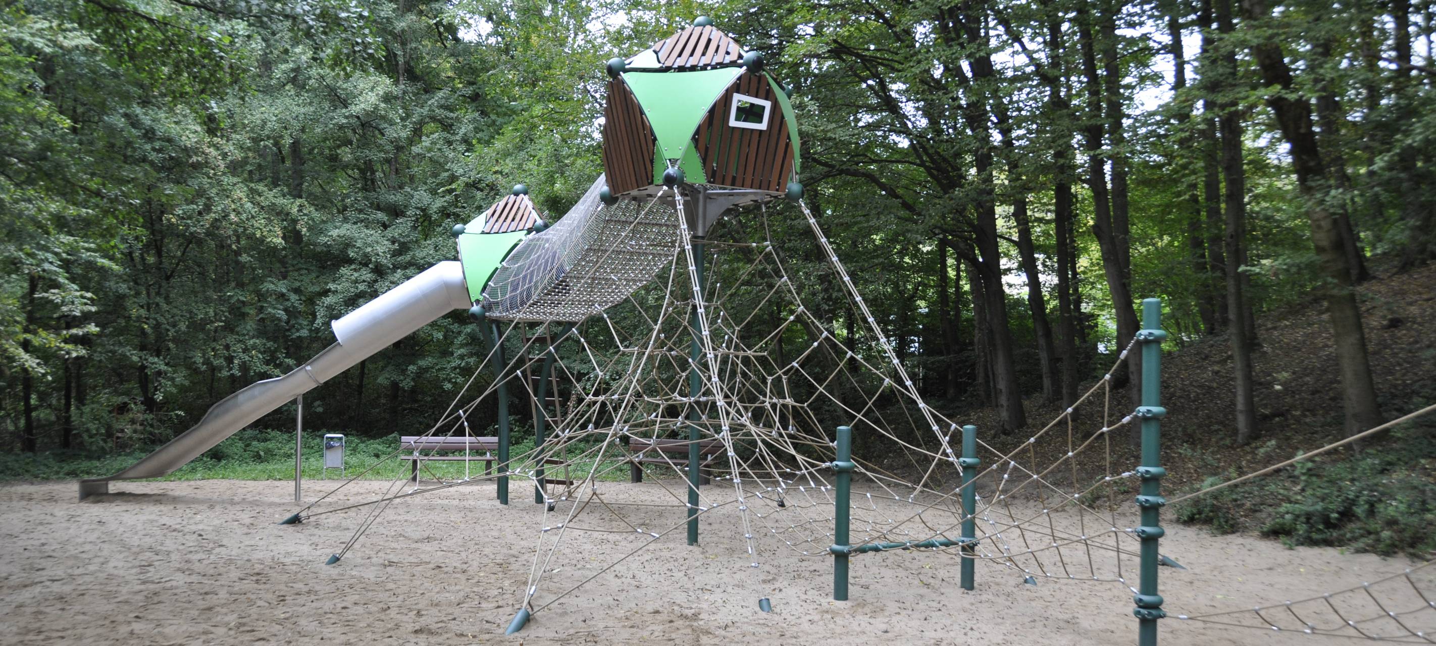 Neue Spielgeräte auf Kinderspielplatz in Steinbüchel