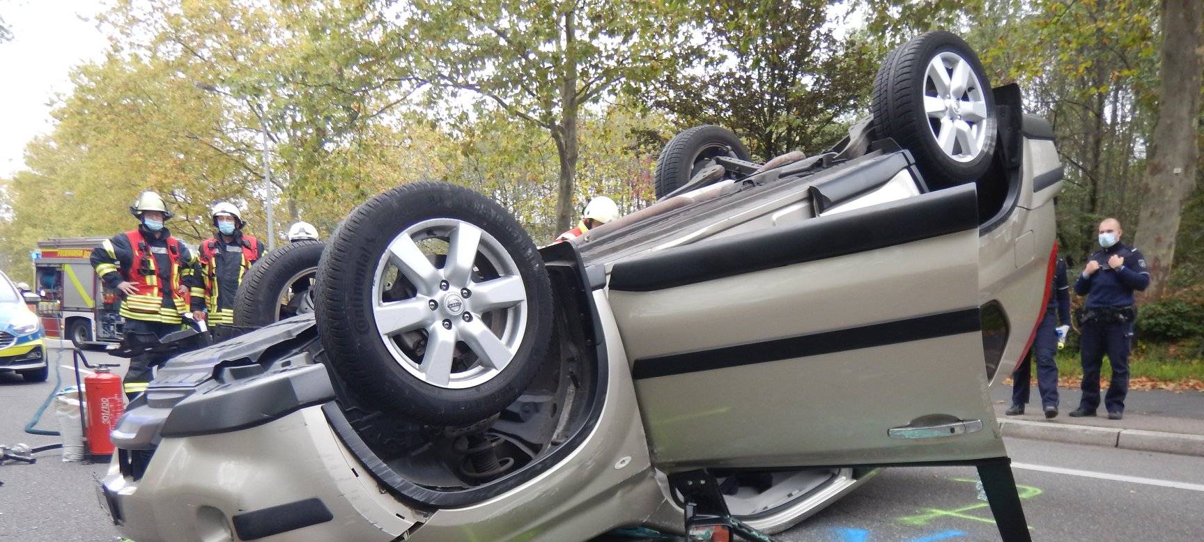 Unfall: Auto landet auf Dach