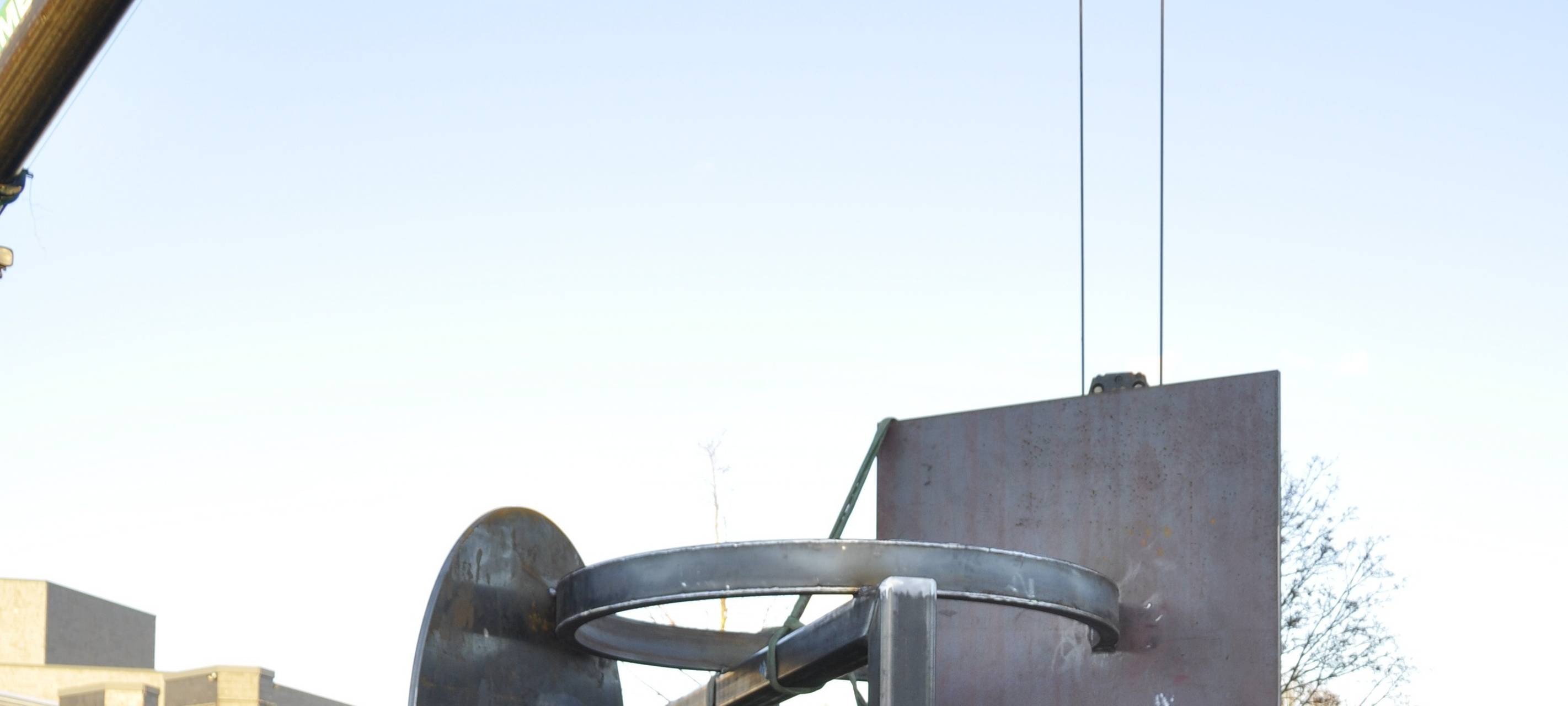 Neue Skulptur vor dem Forum
