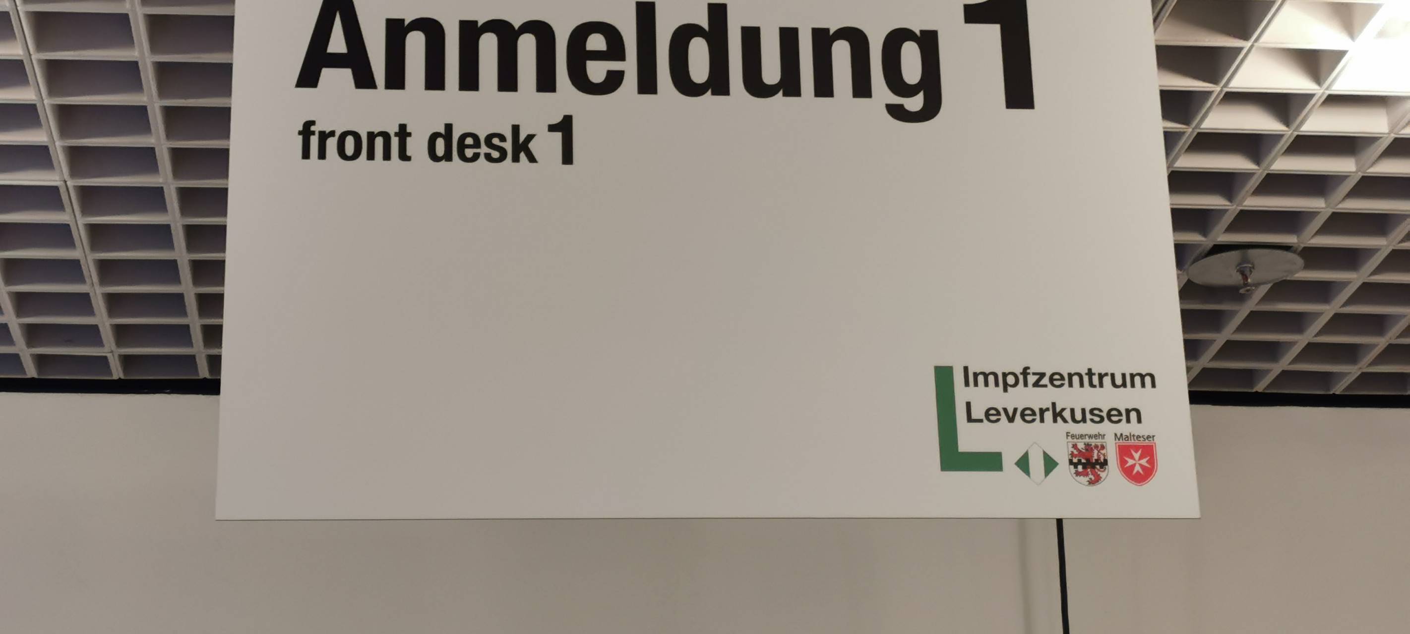 Zuerst muss man sich anmelden und die Impfunterlagen (Berechtigungsschreiben) vorzeigen. Dann bekommt man ein Armbändchen.