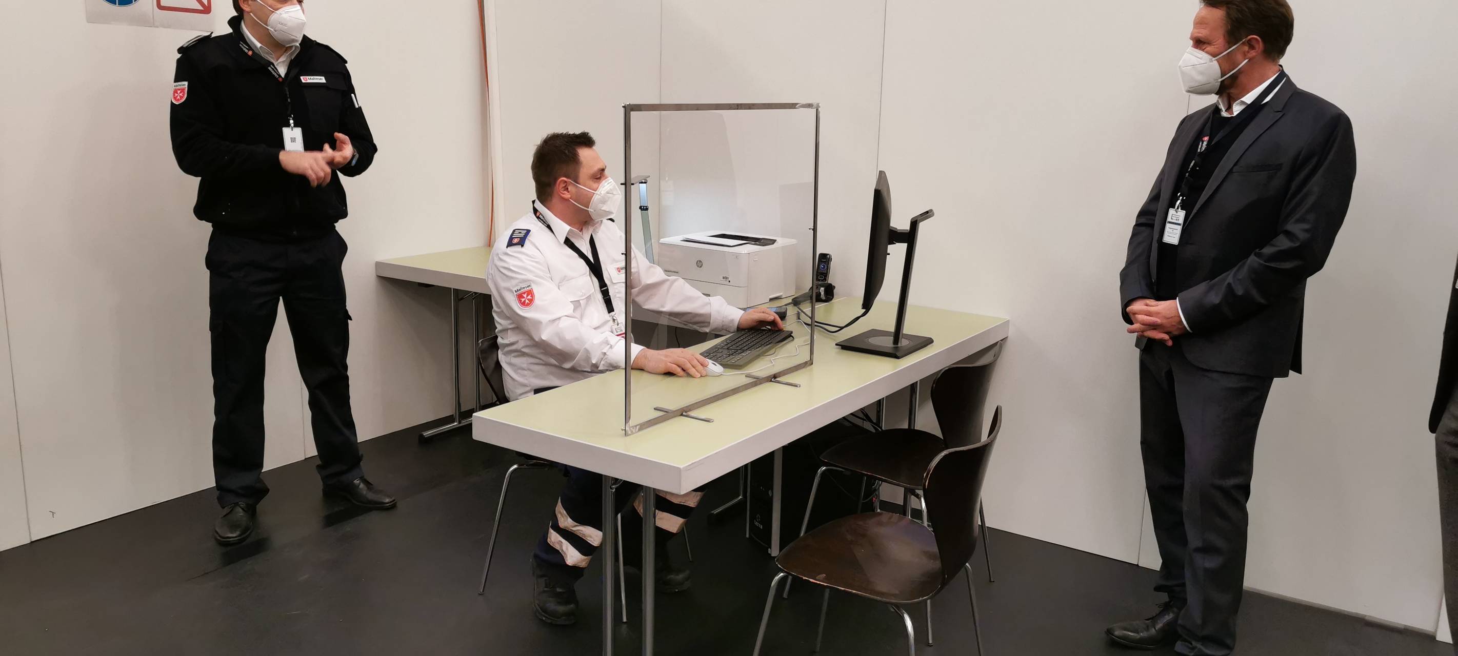 Hier findet ein kurzes Vorgespräch statt - dabei geht es zum Beispiel um Rückfragen oder Vorerkrankungen.