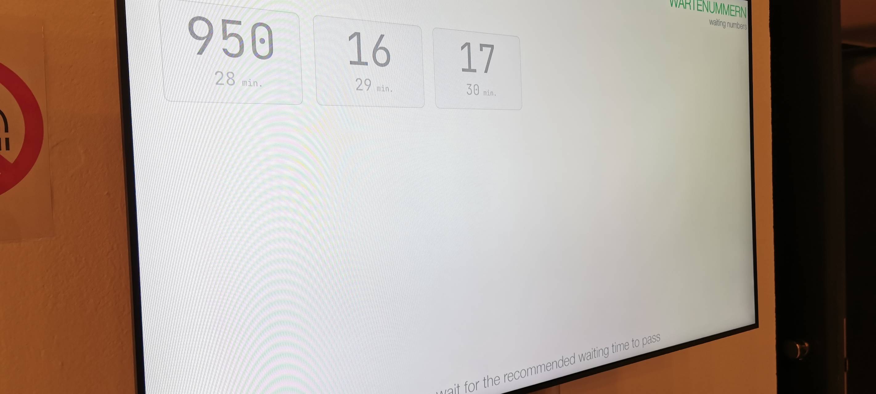 Nach der Impfung geht es in den Beobachtungsbereich - hier wartet man ab, ob man die Impfung auch gut verträgt. Nach 30 Minuten Wartezeit kann man das Impfzentrum wieder verlassen.