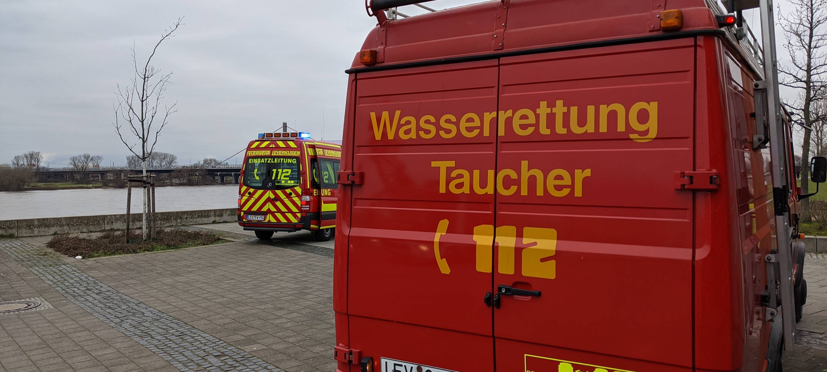 Schiffe kollidieren auf dem Rhein bei Leverkusen