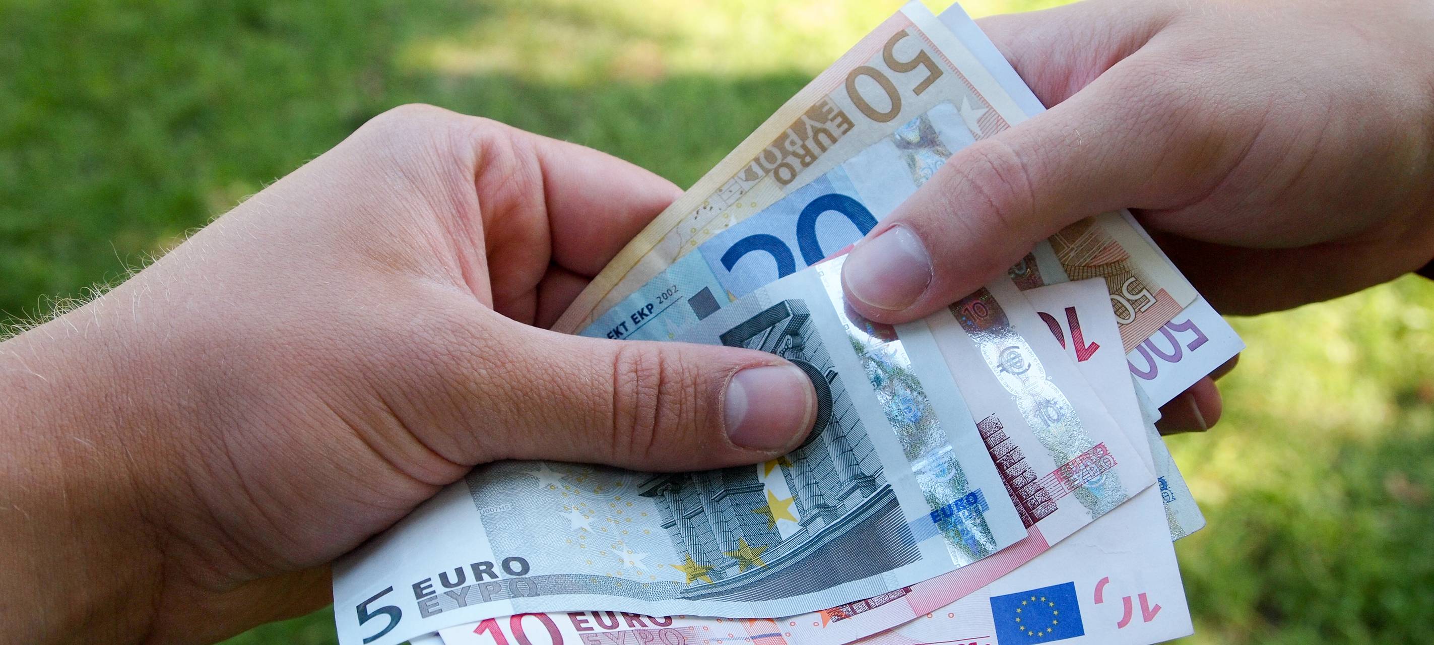 Kunstauktion von Bayer Kultur bringt 20.000 Euro