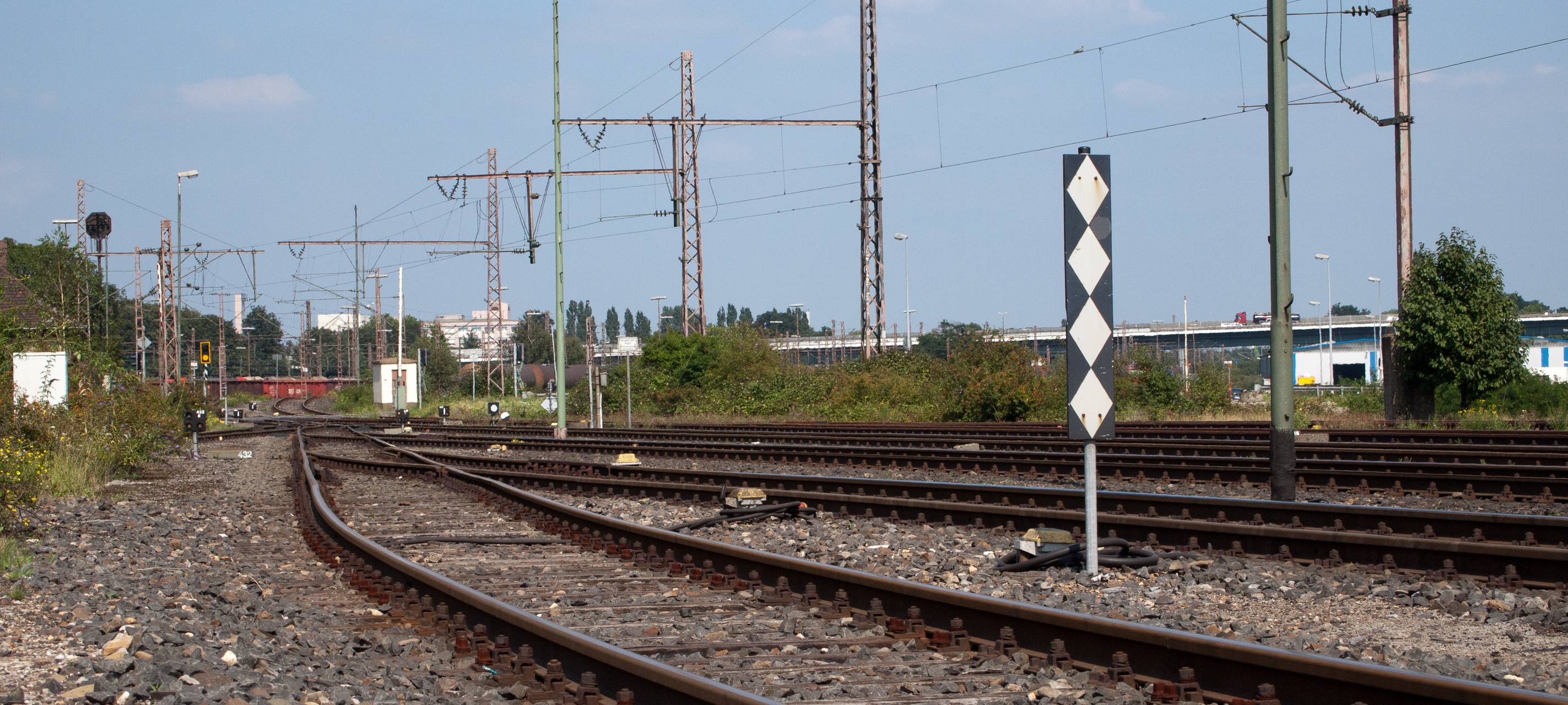 Mann gefährdet Leverkusener Bahnverkehr