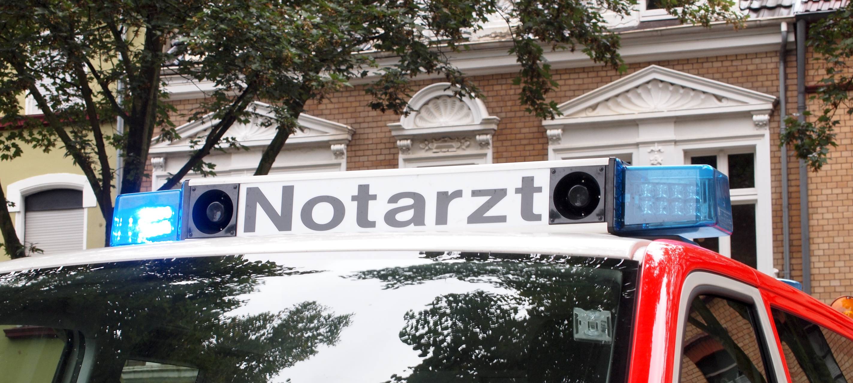 Schwer verletzt: Transporter rammt Seniorin