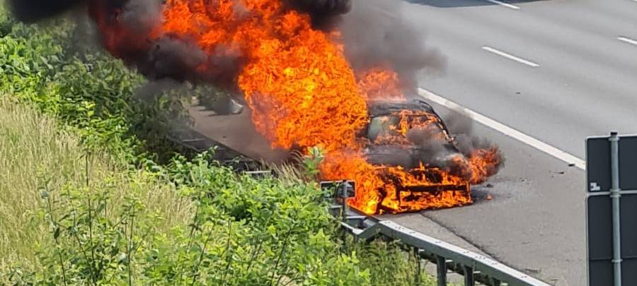 Auto auf A3-Standstreifen brennt