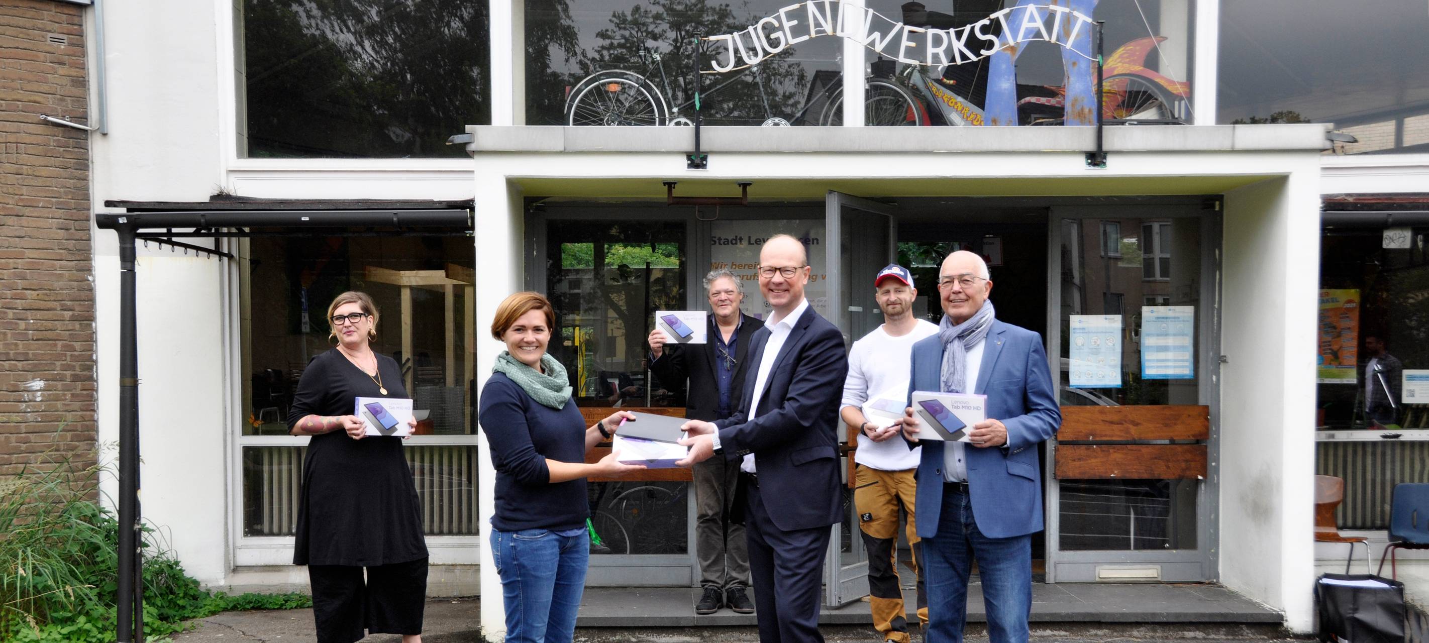 Lions Club spendet 16 Tablets für städtische Jugendwerkstatt