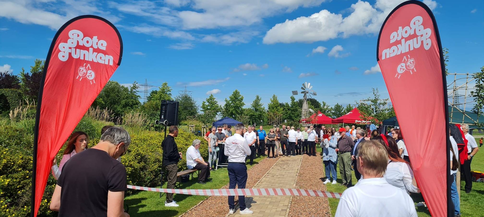 Rote Funken pflanzen Obstbäume im Neulandpark in Wiesdorf