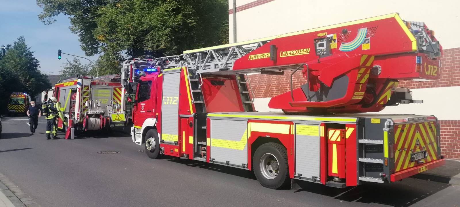 Feuerwehr holt Kind aus Brandwohnung