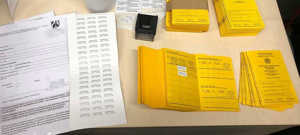 Mutmaßliche Impfpassfälscher und Drogendealer festgenommen