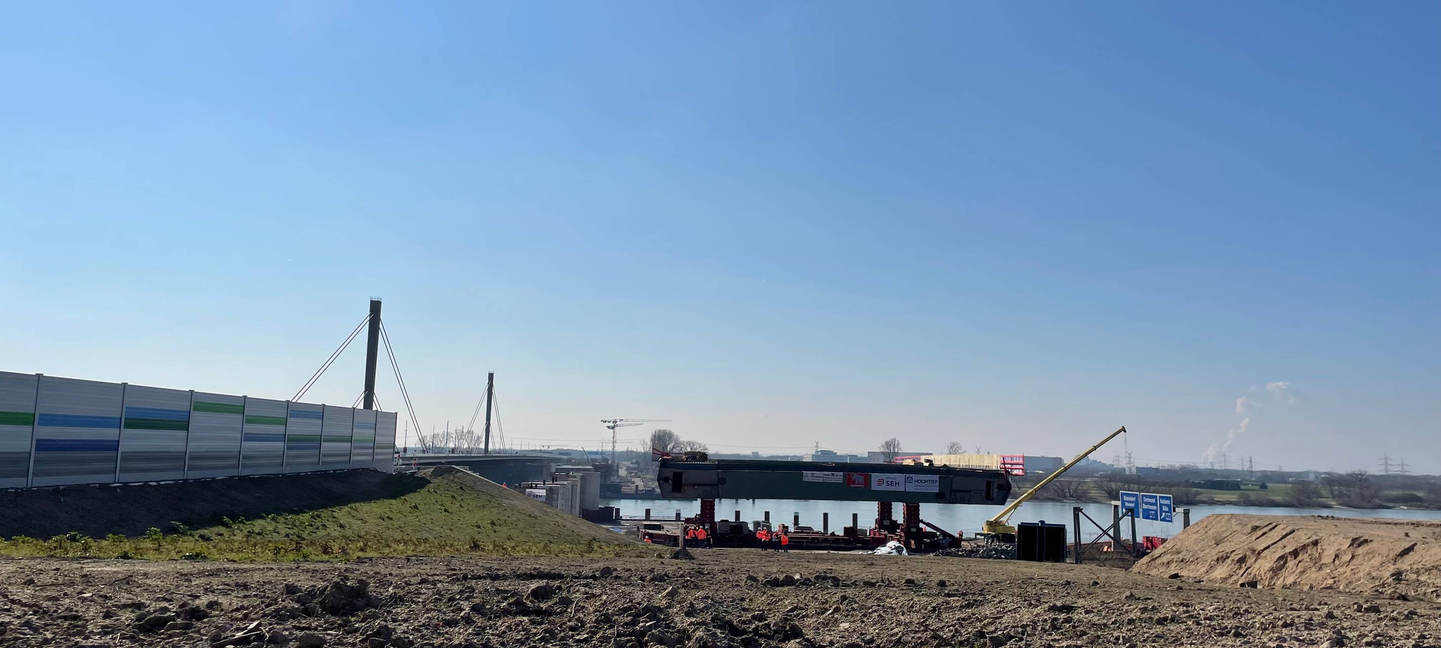 Erstes A1-Brückenteil montiert