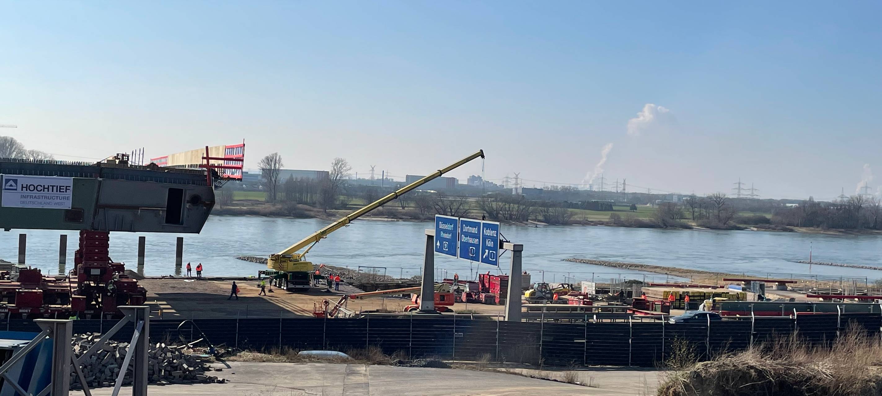 Erstes A1-Brückenteil montiert