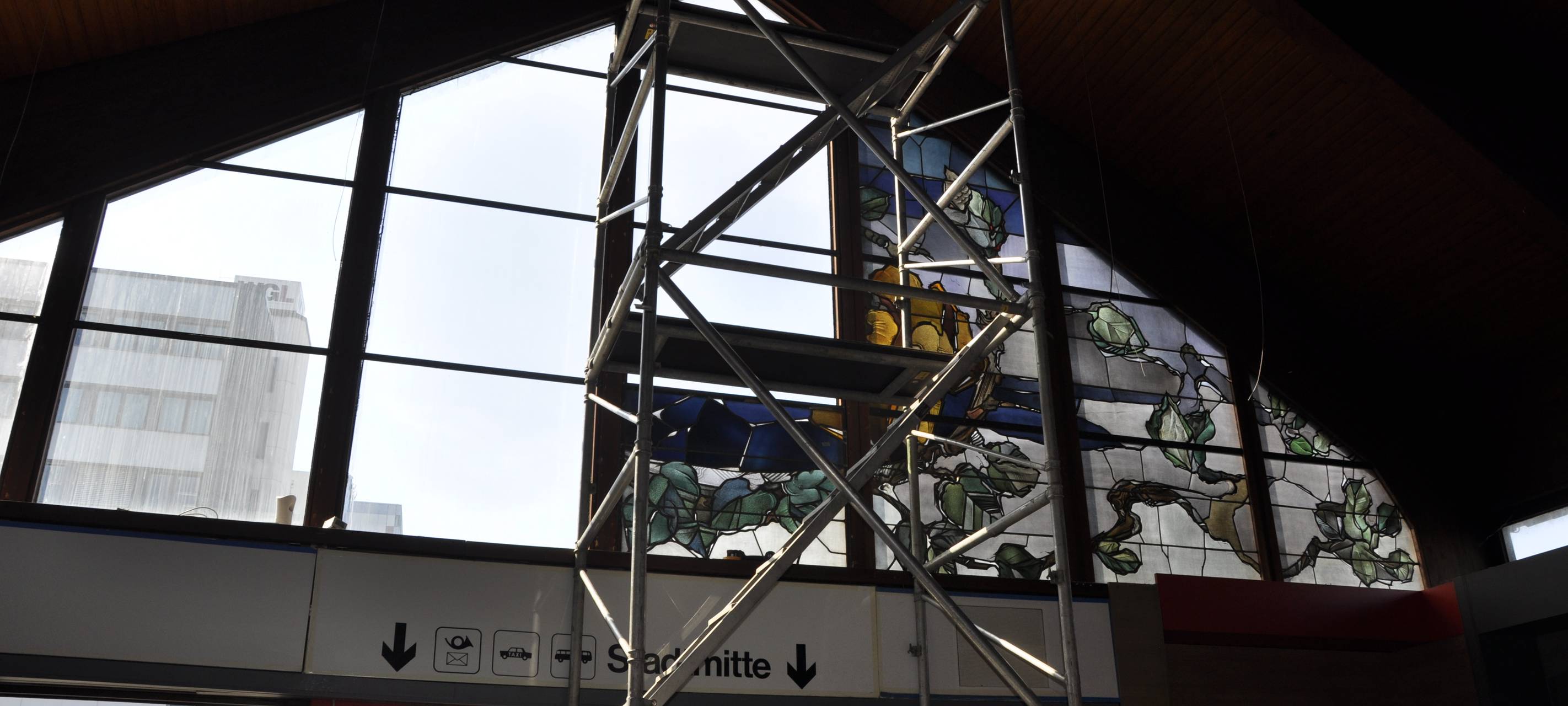 Buntes Weigmann-Fenster wird ausgebaut