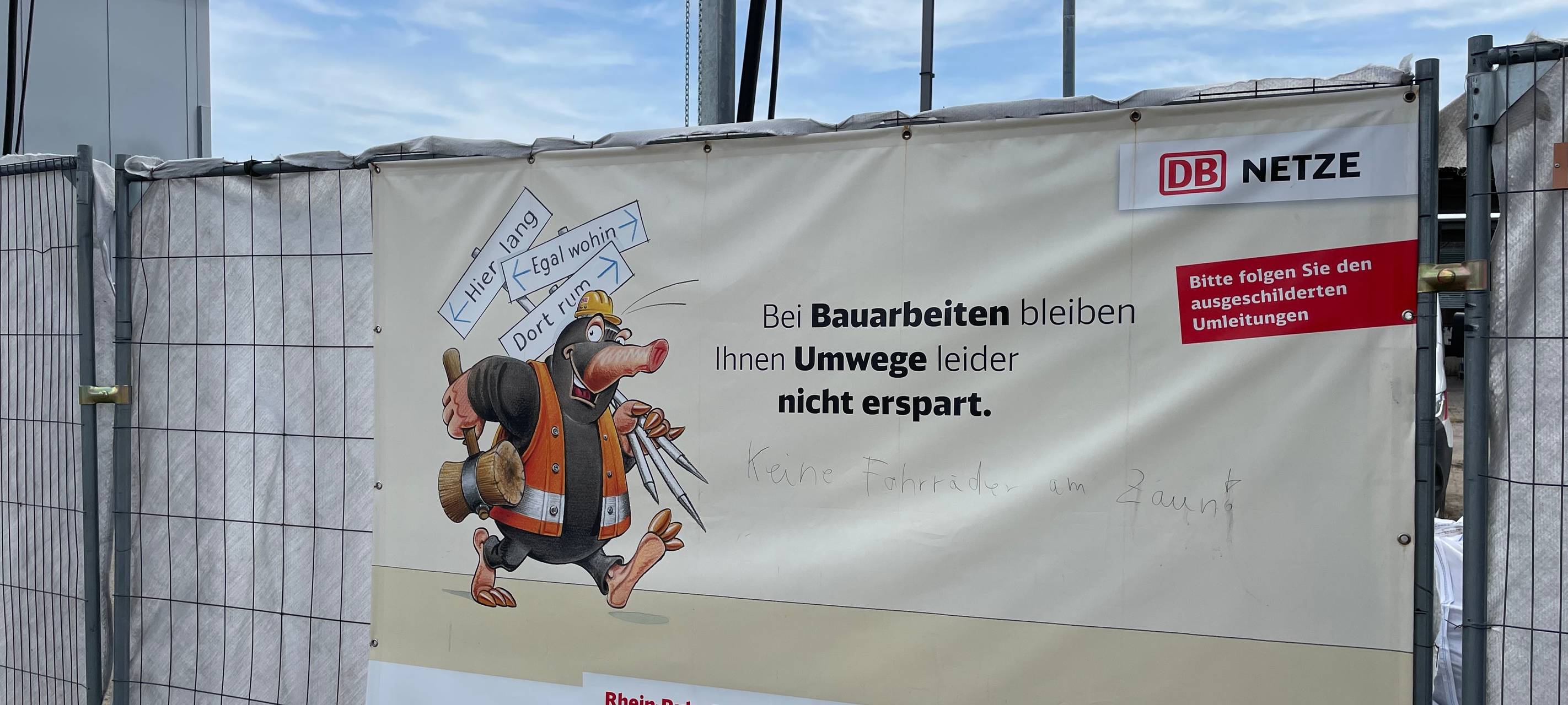 Deutsche Bahn saniert Gleis in Leverkusen-Manfort