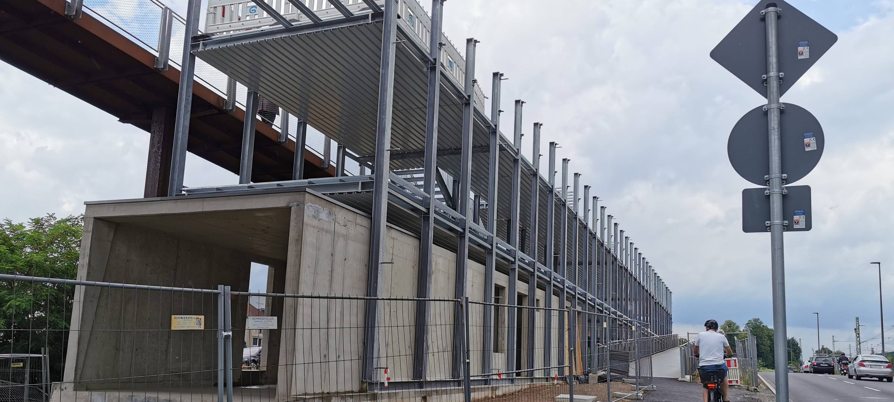 Rohbau vom Fahrradparkhaus steht
