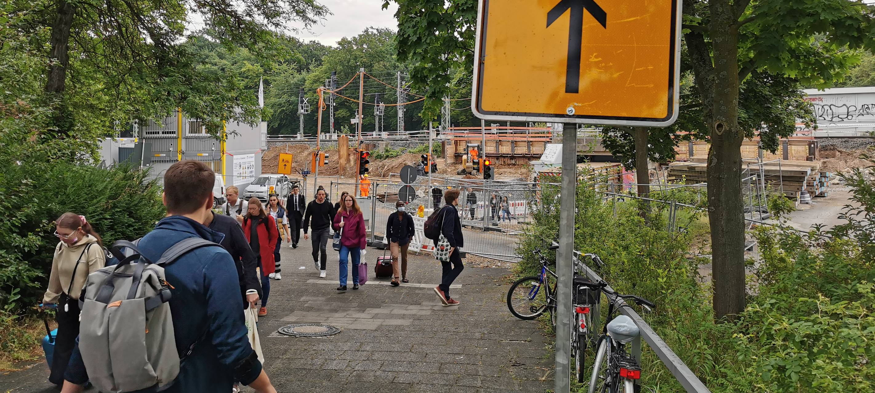 Fußgänger in Leverkusen-Wiesdorf: Sperrung am Bahnhof