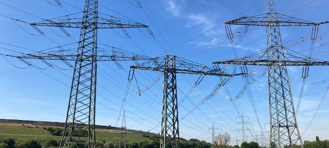 Hubschrauber kontrollieren Strommasten in Leverkusen